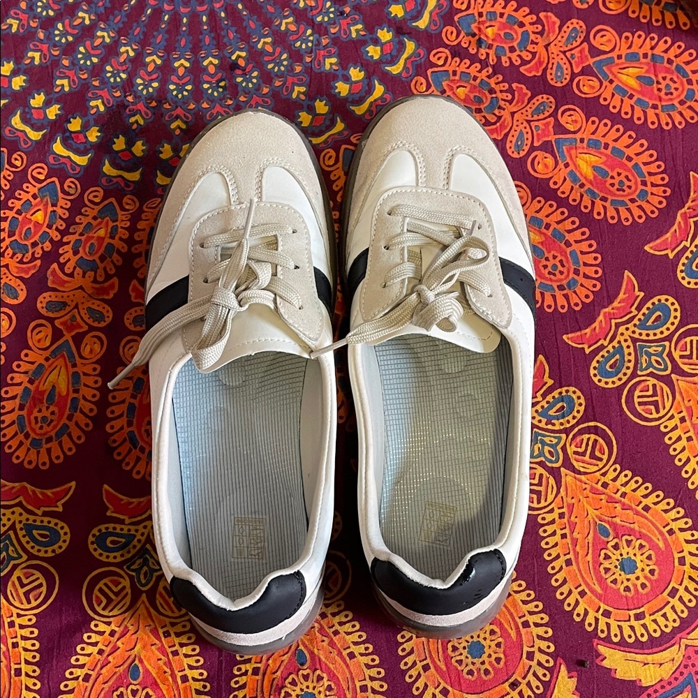 SHEIN Women's Cream and Black Sneakers